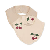 2-pack slabbetjes met fronsjes - Ma grande cerise - Konges Slojd